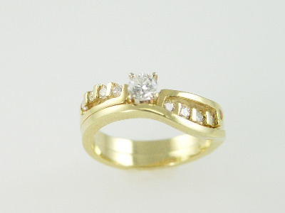 14KT Y/G Set Diamond 0.25ct - One Round Diamond 0.32ct Ring