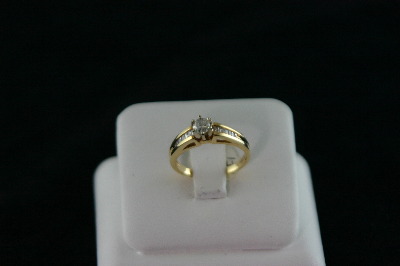 14KT Y/G Diamond Baguette 0.35ct One center Diamond 0.30ct Ring 3.7gr