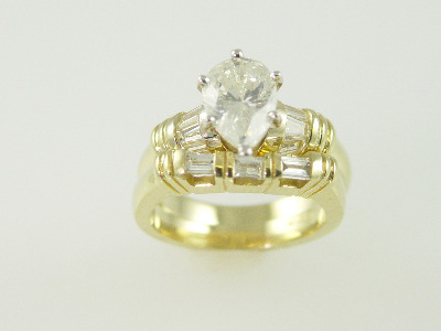 14KT Y/G Pear Shape Diamond 1.77ct H-I1- Baguette Diamonds 0.80ct Ring