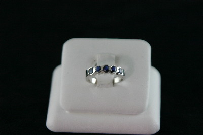 14KT White Gold Sapphire 0.85ct Band - 3.7gr