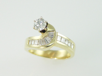 14KT Y/G Set Baguette Diamonds 0.70ct -center Rd diamond 0.46ct J-I1