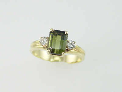 14KT Y/G Center Green Tourmaline 2.00ct two Diamonds 0.28ct Ring