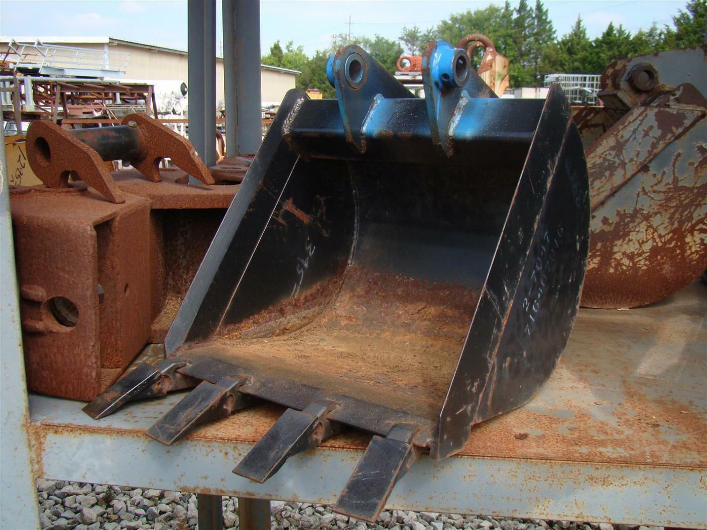 18" Excavator Bucket with Teeth 32mm x 53/8" 27047