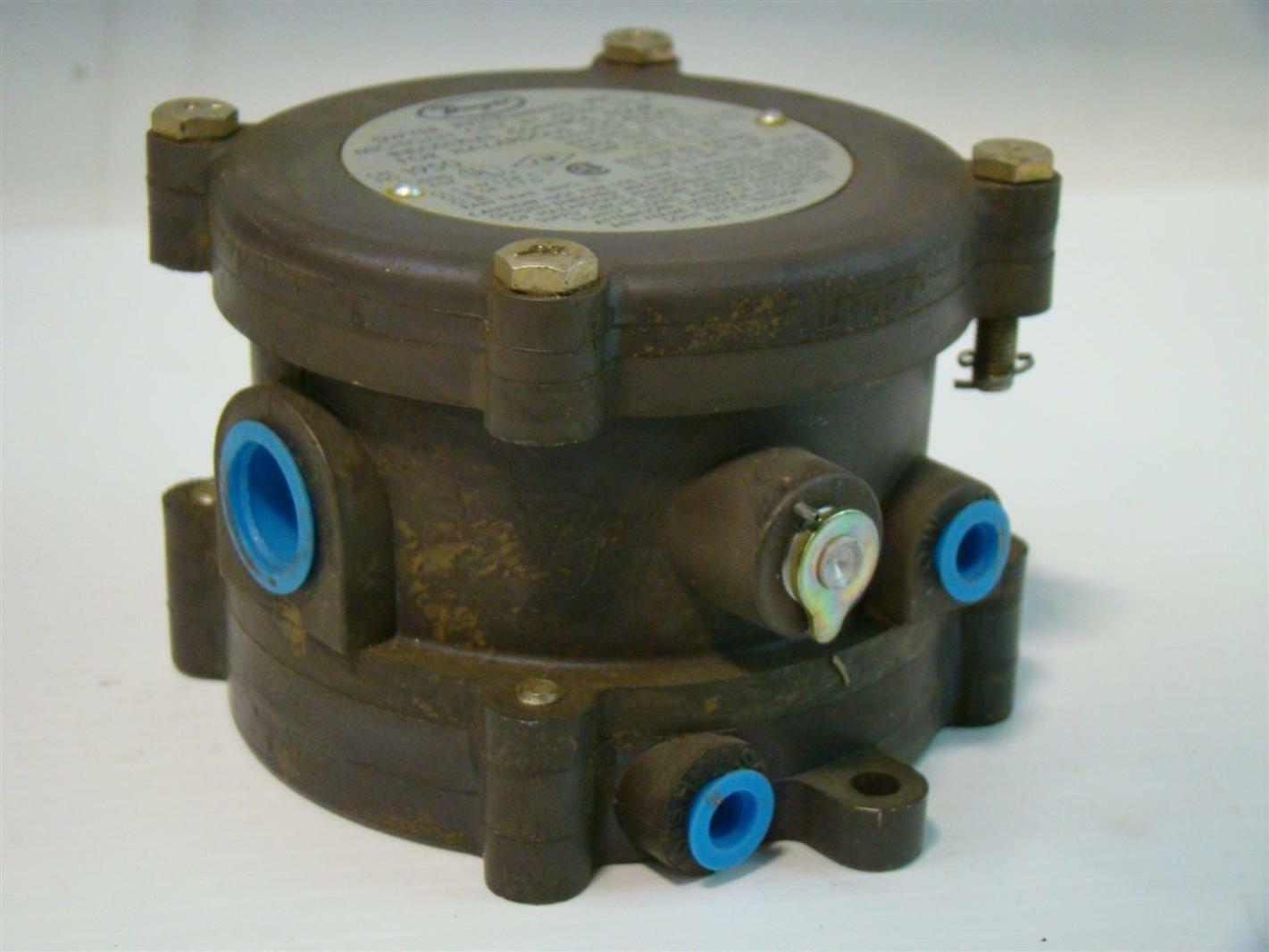 Dwyer Instruments Differential Pressure Switch 15A 1/8HP 125VAC 1950 eBay