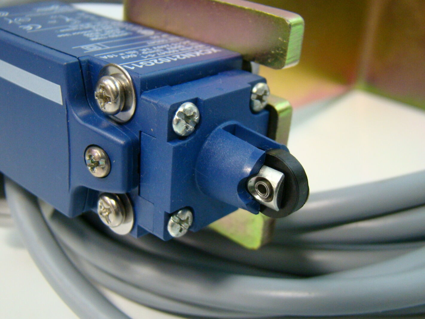 Telemecanique 6KV Limit Switch on Mounting Bracket XCKN2102G11 eBay