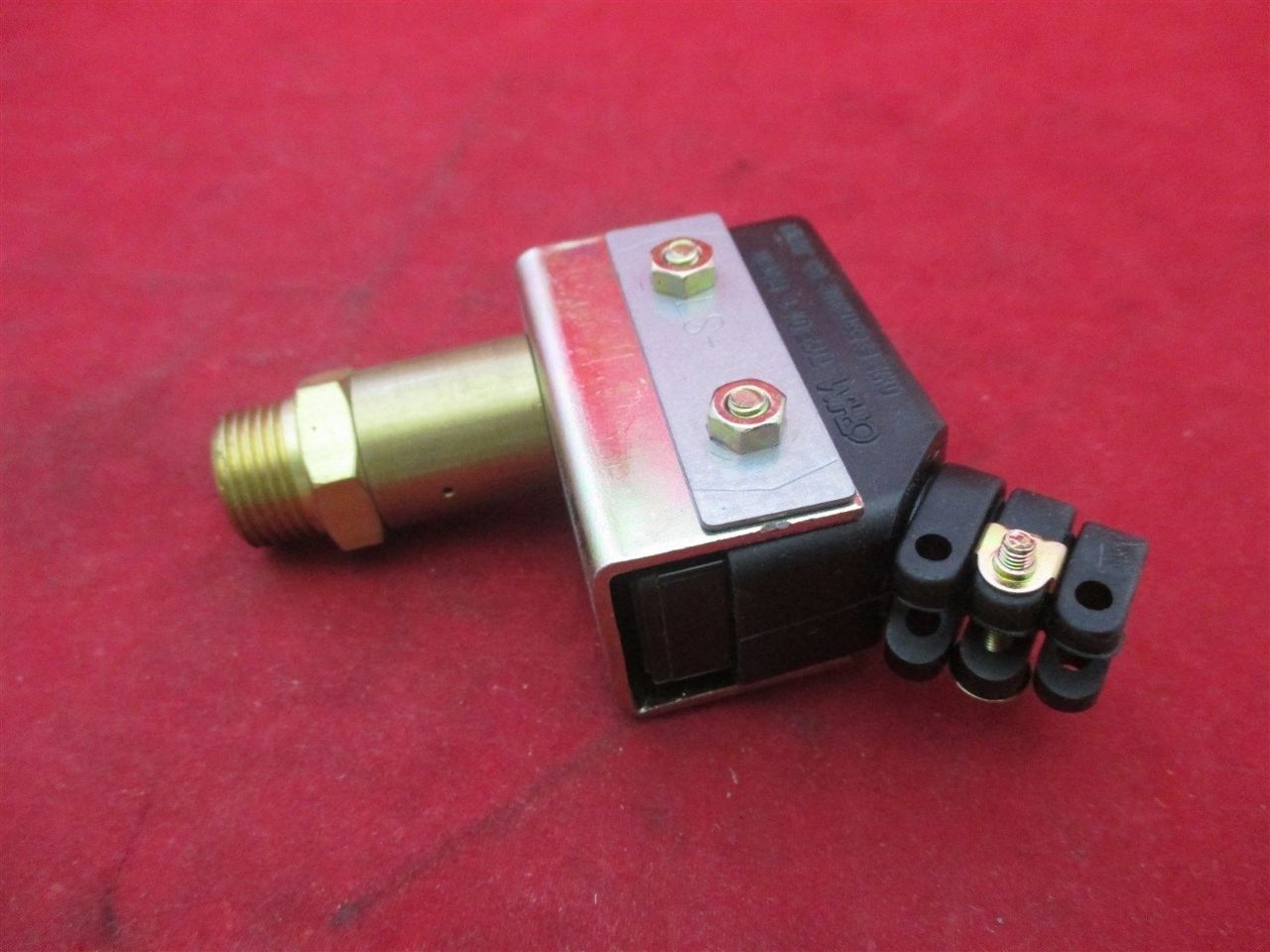 SMC VR32010340 Pneumatic Switch Process Industrial Surplus