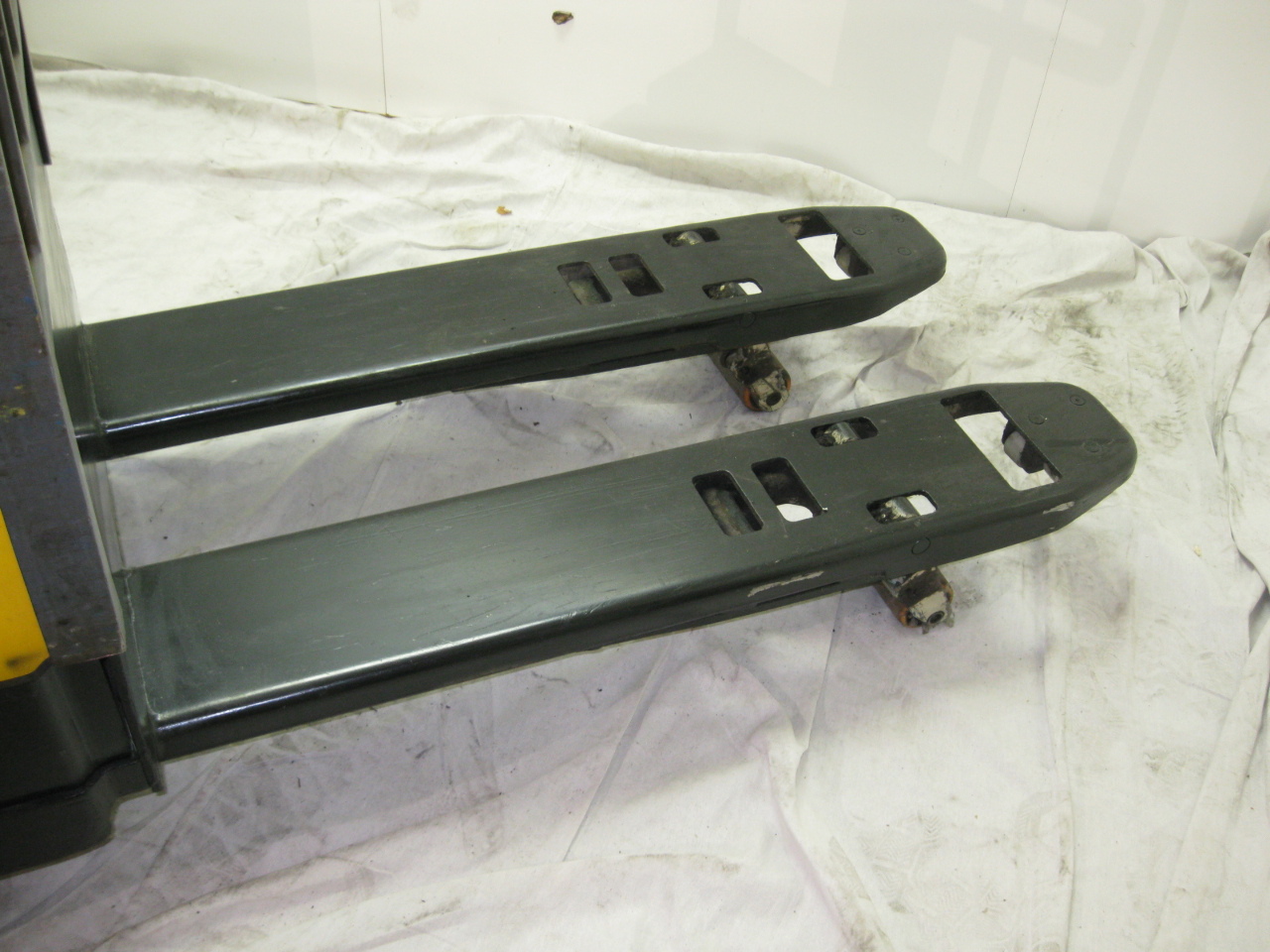 Crown 24V Electric Pallet Jack PE400060 Good Battery w/ Charger 6000Lb