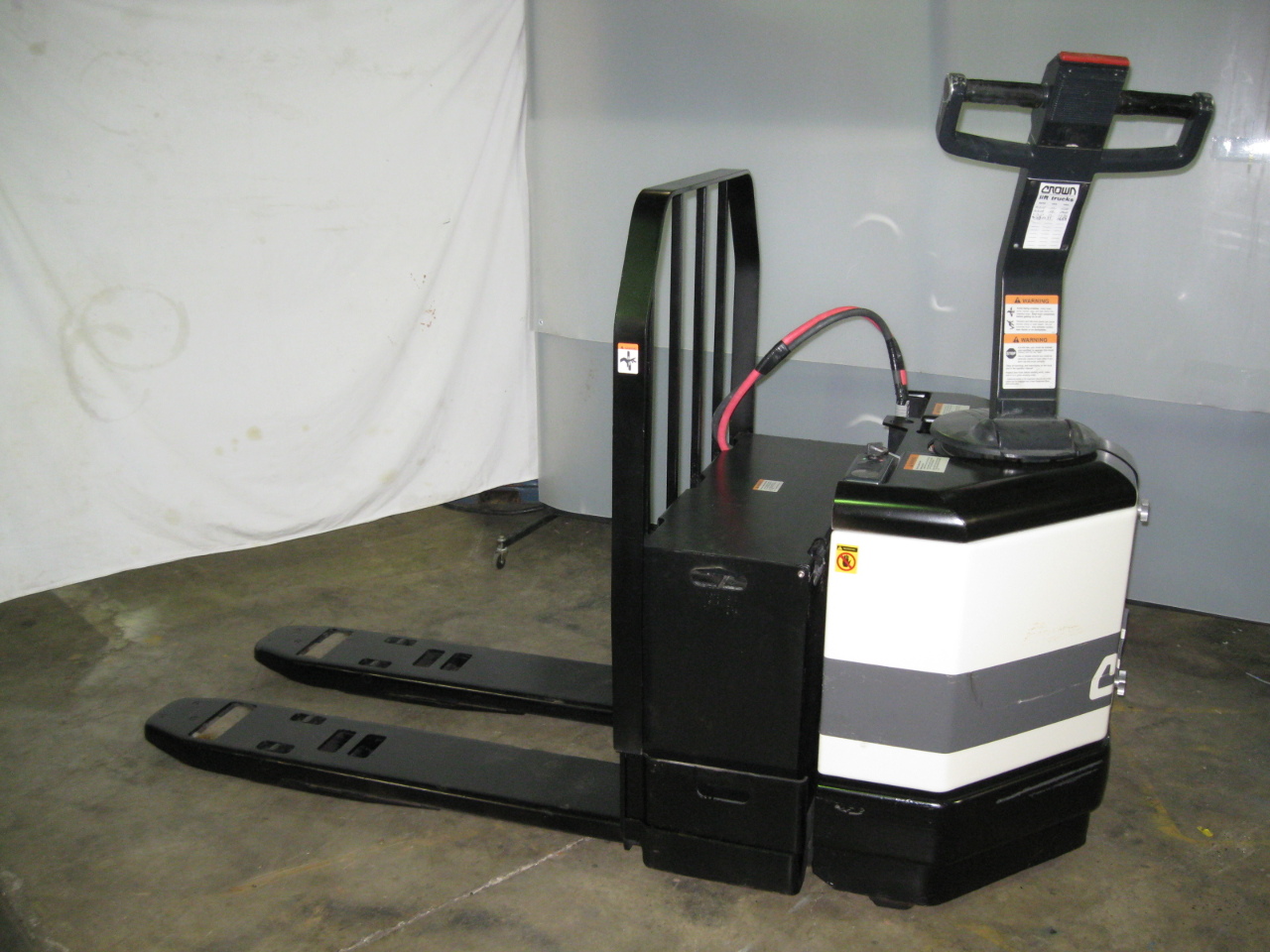 Crown 24V Electric Pallet Jack PE400060 Refurbished Battery 6000 Lb
