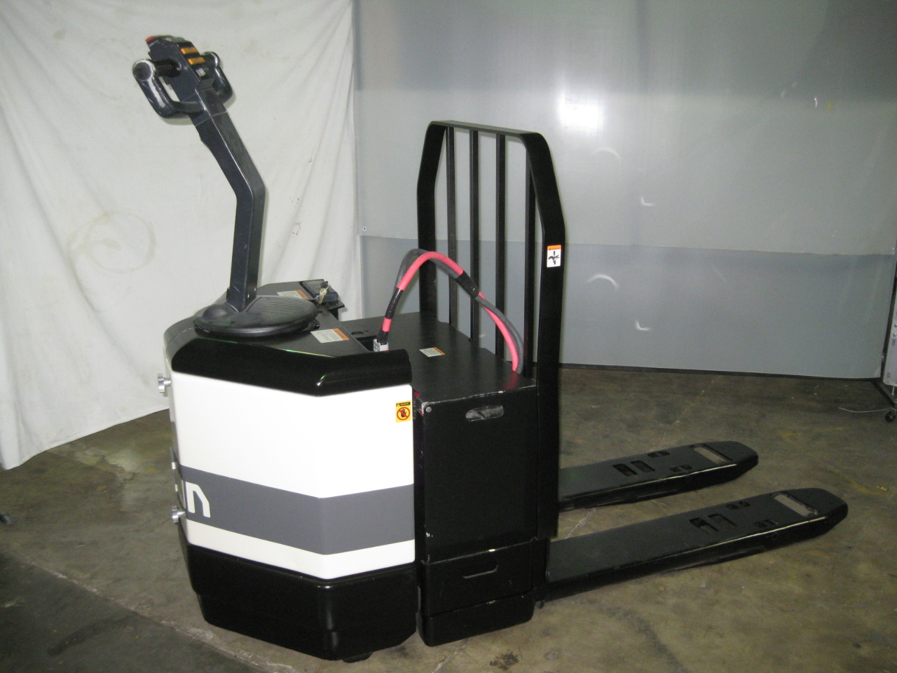 Crown 24V Electric Pallet Jack PE400060 Refurbished Battery 6000 Lb
