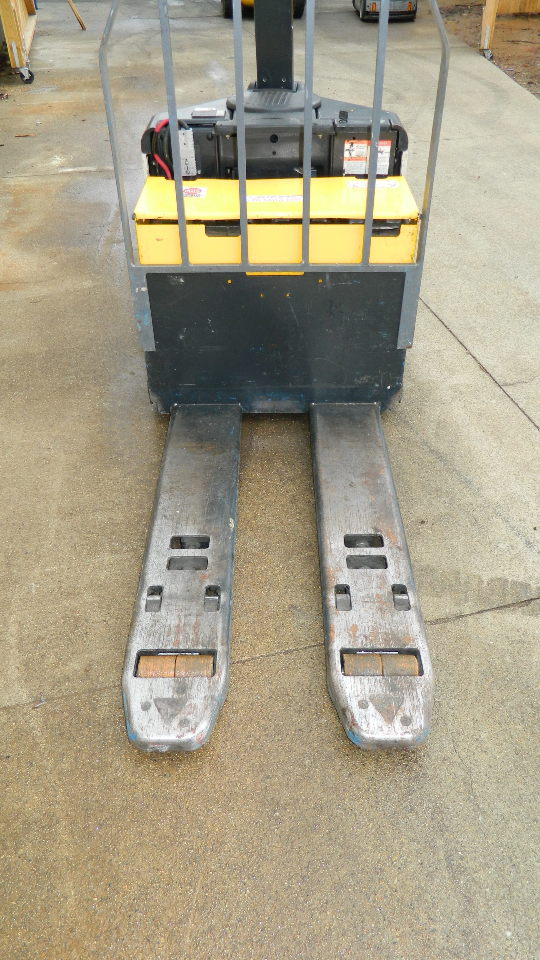 Crown 24V Electric Pallet Jack PW352060 Good Battery 6000 Lb. w/ Charger 120V eBay