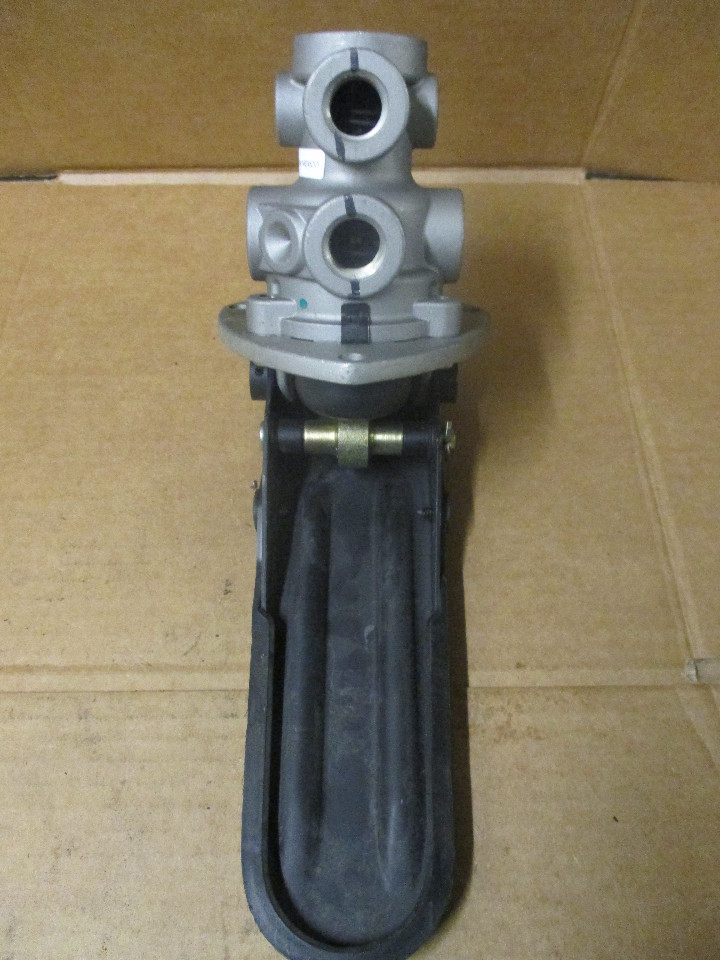AIR BRAKE PEDAL W/ BENDIX T236979D VALVE