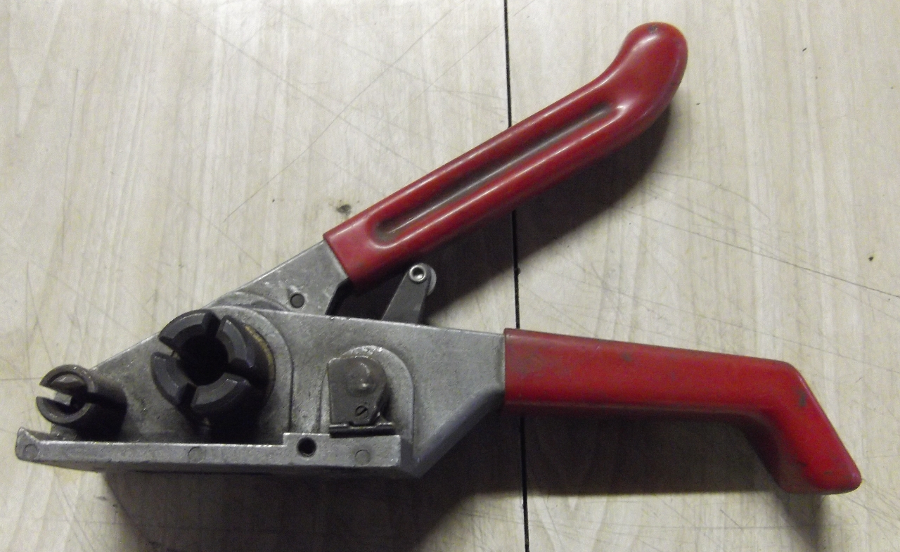 Signode DF15 Strapping Dispenser with Banding tool and 5/8" crimping