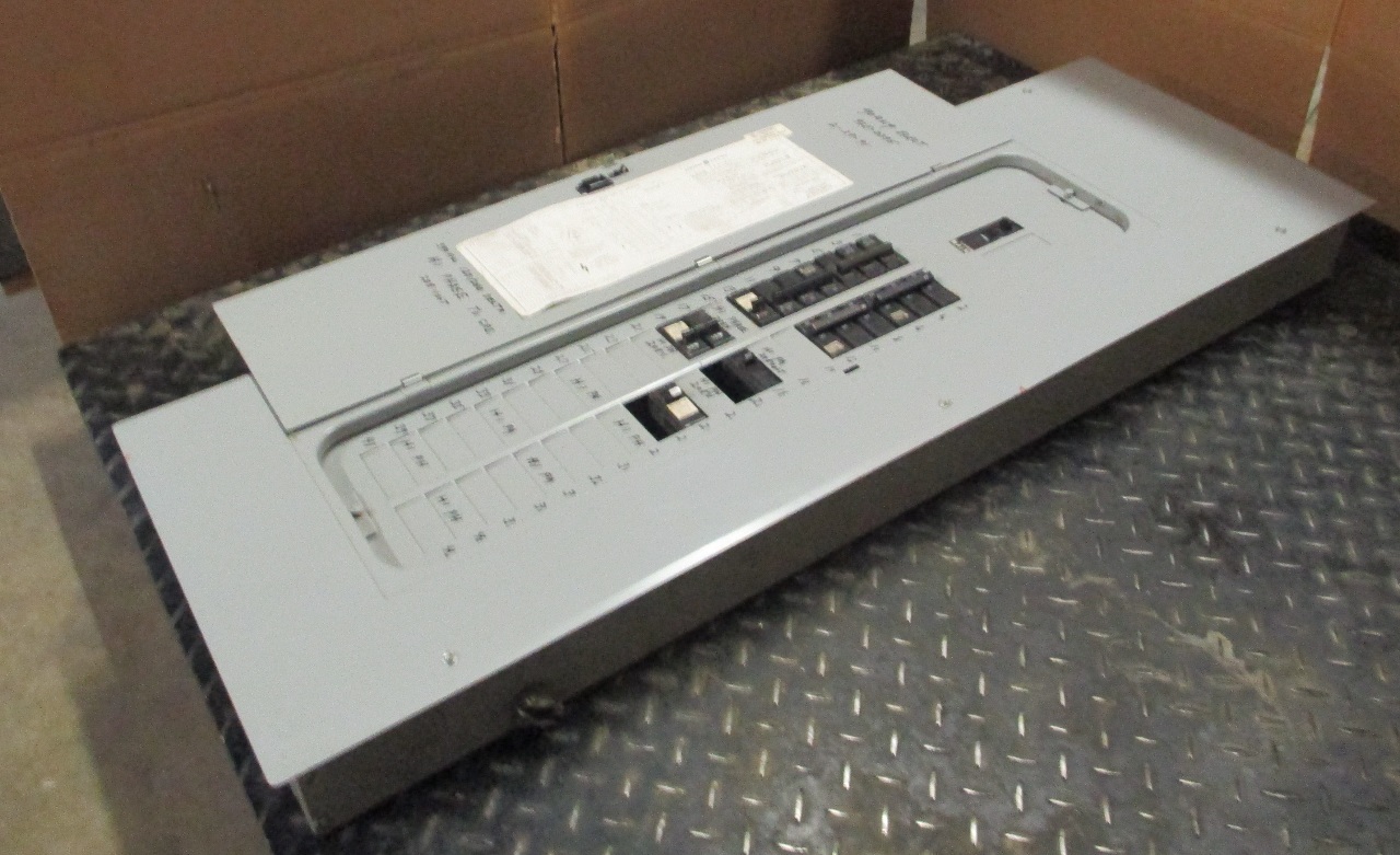 GENERAL ELECTRIC 3 PHASE BREAKER PANEL WITH 200 AMP MAIN 208Y / 120 V
