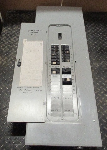 GENERAL ELECTRIC 3 PHASE BREAKER PANEL WITH 200 AMP MAIN 208Y / 120 V