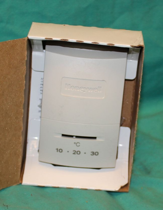 Honeywell T822D1834 Vertical Thermostat 1030C NEW