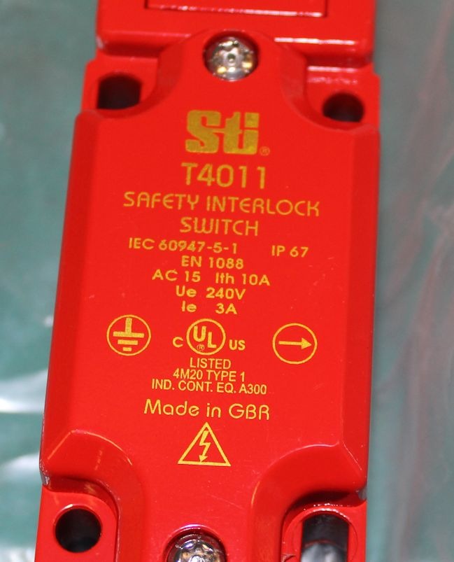 Sti, T4011031F1N, 445330130, Safety Interlock Switch Omron NEW