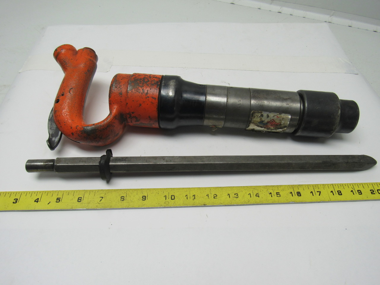 American Pneumatic Tool Model 653 Chipping Hammer W/16" Moil Point Chisel