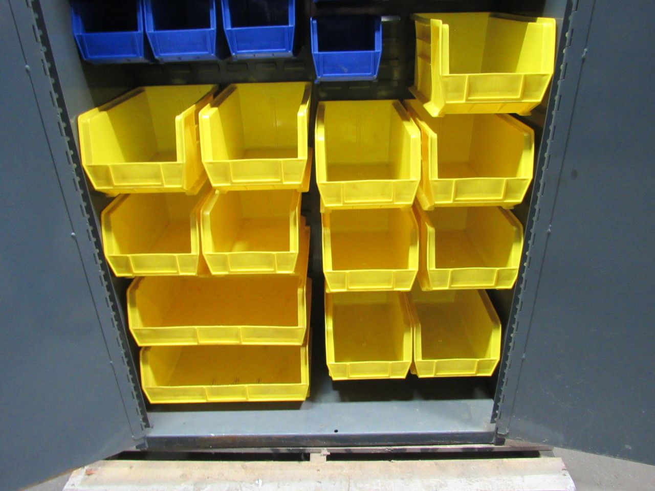 AKROMILS AC361872 Storage W/60 Bins 36"x18"x72" Very Good