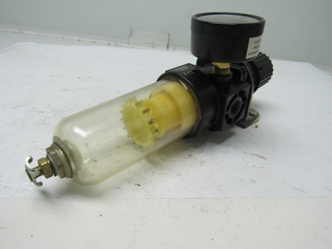 B08221M3MA Pneumatic Air Filter Regulator 1/4" NPT 150PSI Max