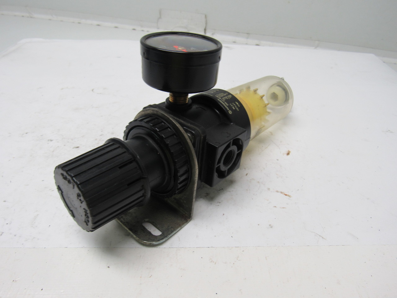 B08221M3MA Pneumatic Air Filter Regulator 1/4" NPT 150PSI Max