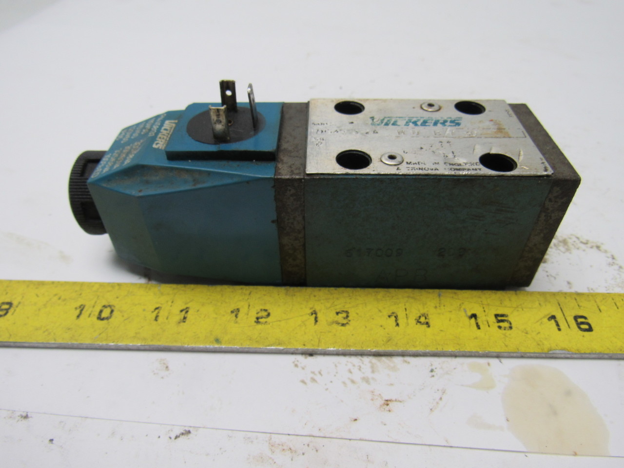 Vickers DG4V-3-2A-M-U-B7-30 Hydraulic Control Valve 120V Coil