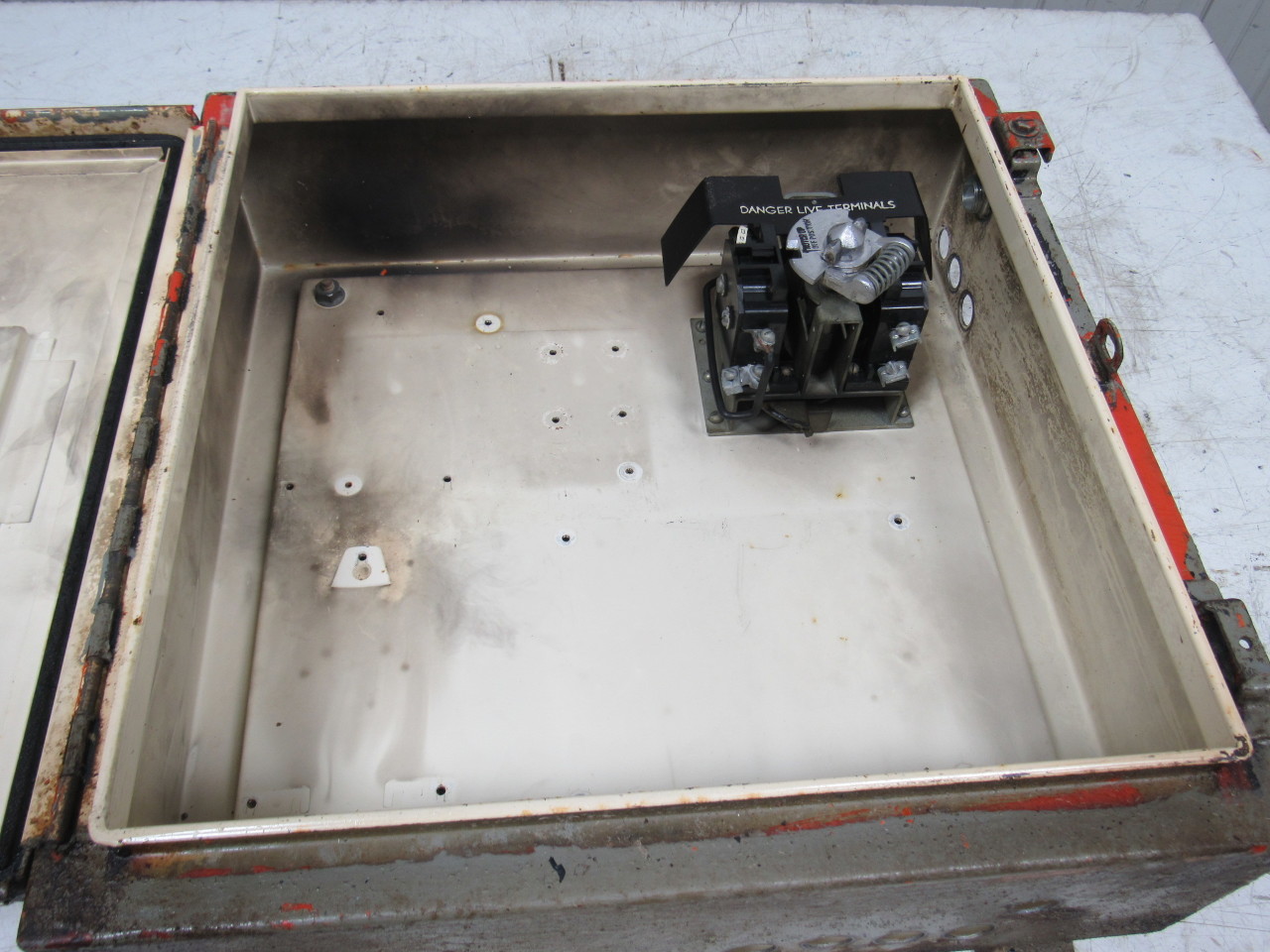 HOFFMAN 20"X20"X6" NEMA 12 Enclosure W/ Back plate & Disconnect