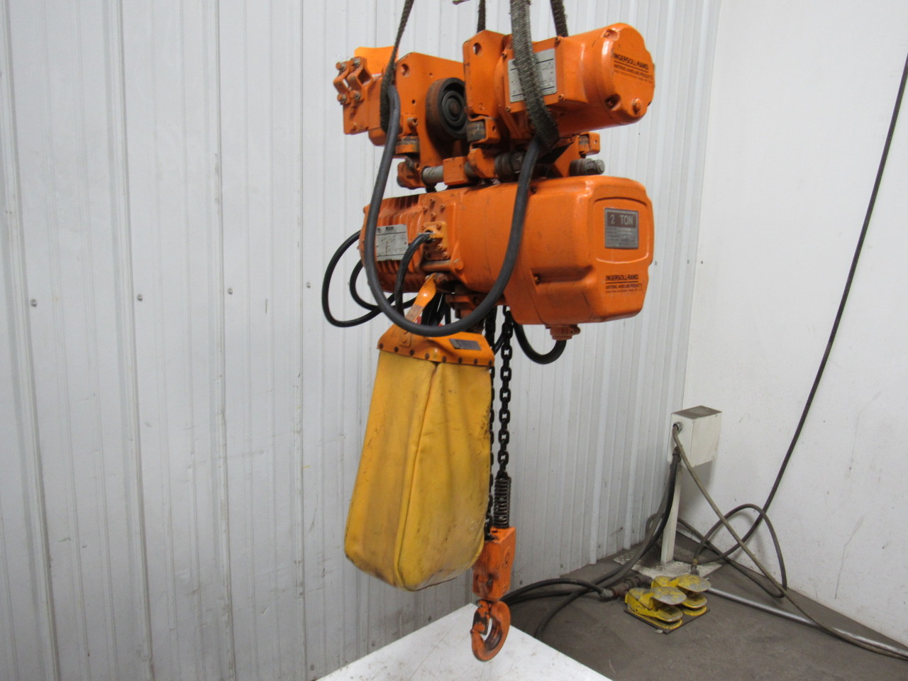BEEBE LE3S020M4 2 TON Powered Trolley Chain Hoist Crane 20' Lift 220