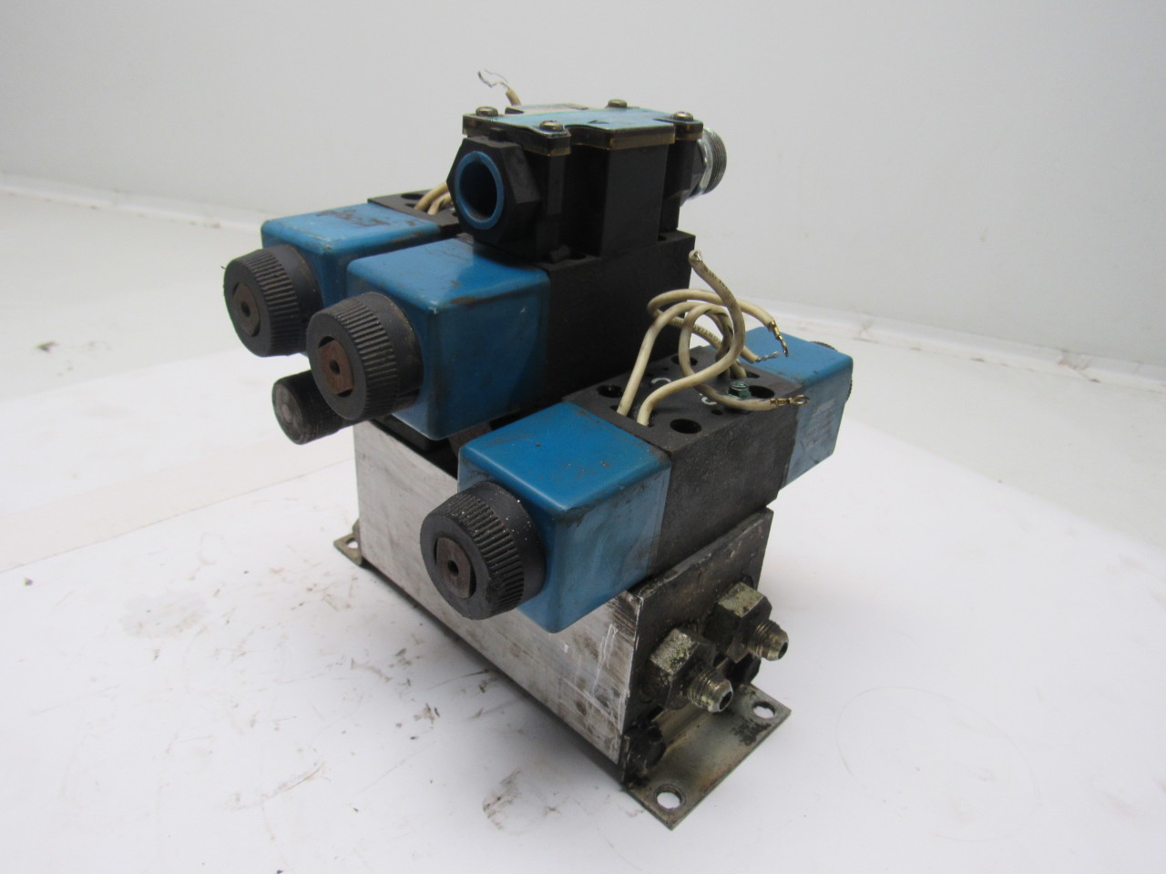 Vickers DG4V3S2AMFWB560 110V Hydraulic Solenoid Valve W/Aluminum