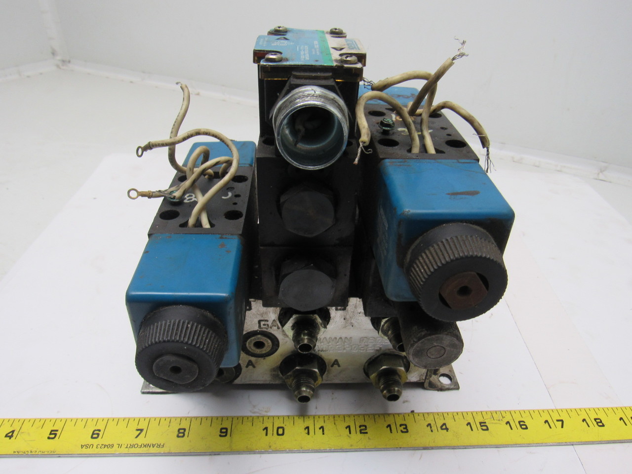 Vickers DG4V-3S-2A-M-FW-B5-60 110V Hydraulic Solenoid Valve W/Aluminum Manifold