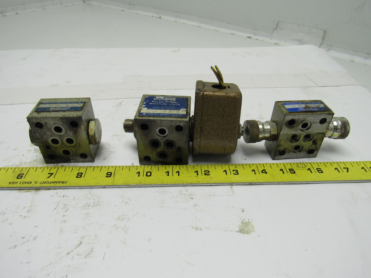 Vickers DG4M4-32A-20-JA Flui-Trol Mini Directional Valve Block 100V Coil