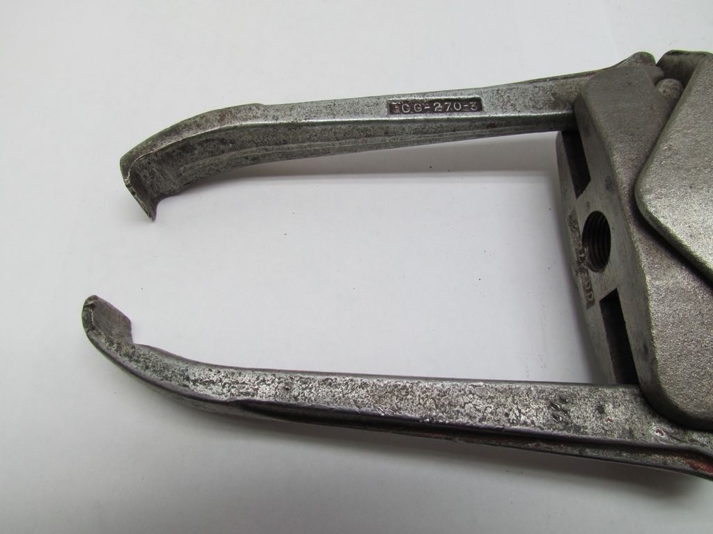 SnapOn CG270 2Jaw Puller W/CG2703 Jaws CG2702 For 3/416 Thread