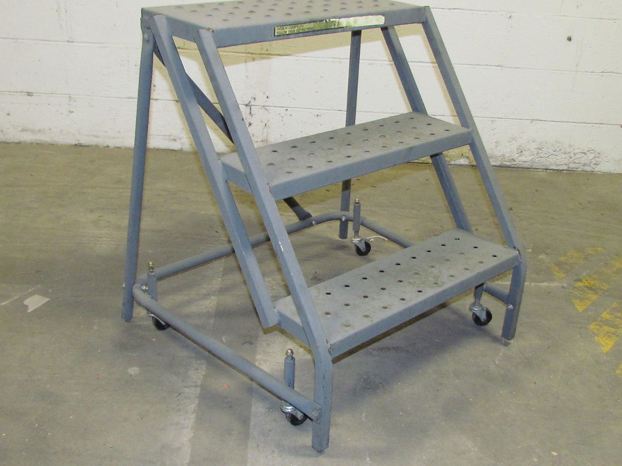 TriArc 3 Step Steel Rolling Safety Ladder 30" High 26" G26159Wide eBay