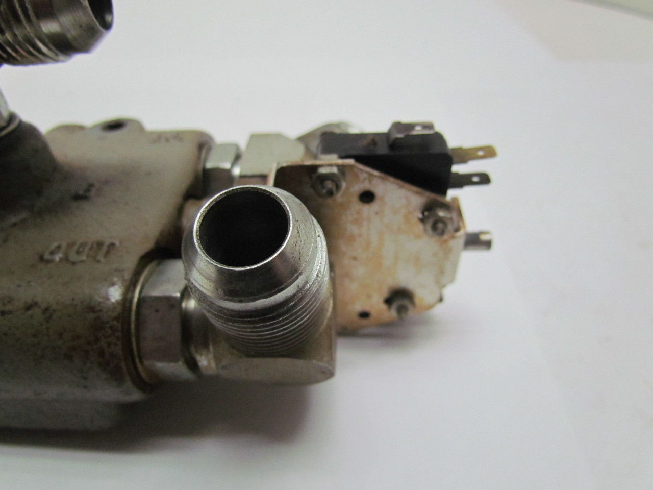 Eaton Cessna 3093144C CCH 1Spool Hydraulic Valve Open Center Spring Center eBay