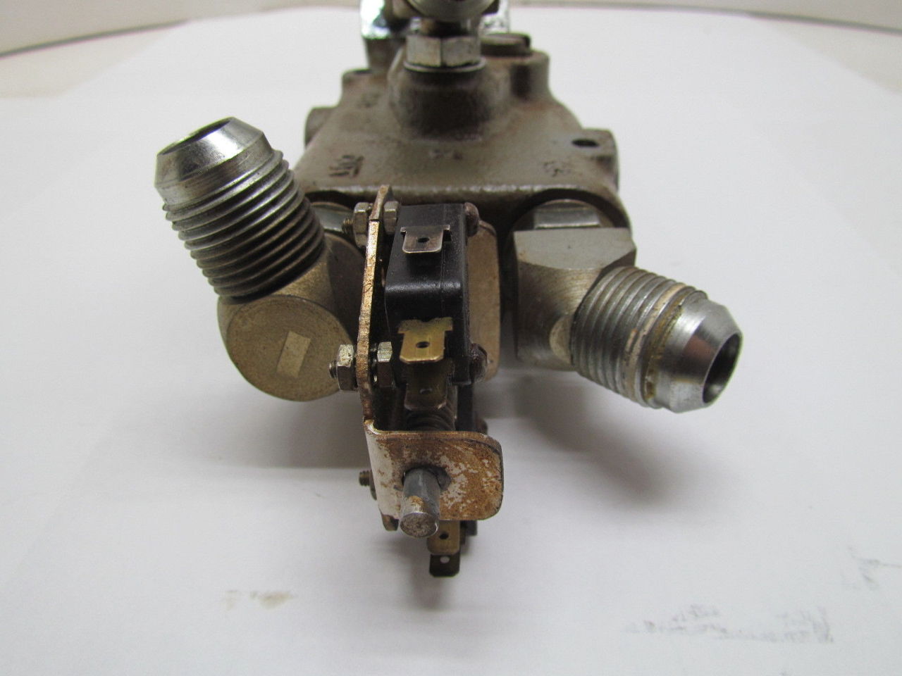 Eaton Cessna 3093144C CCH 1Spool Hydraulic Valve Open Center Spring Center eBay