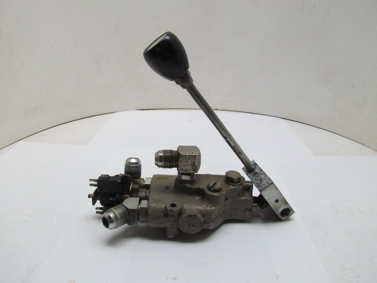 Eaton Cessna 3093144C CCH 1Spool Hydraulic Valve Open Center Spring Center eBay