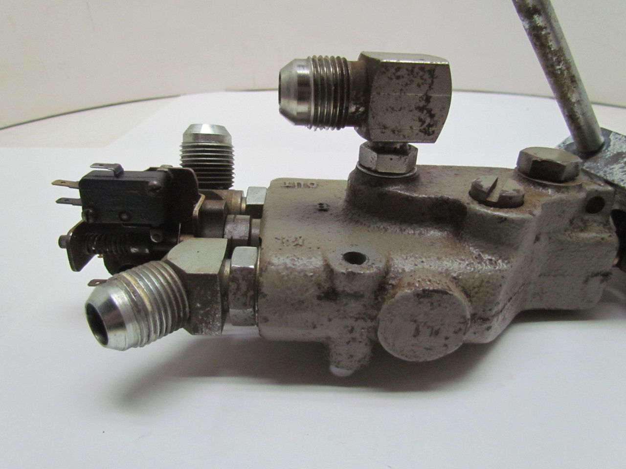 Eaton Cessna 3093144C CCH 1Spool Hydraulic Valve Open Center Spring Center eBay