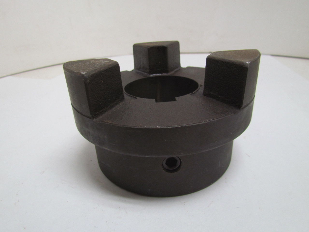 Lovejoy L225 12240 Motor Shaft Coupling 21/8" Finished Bore 1/2" Kw 2