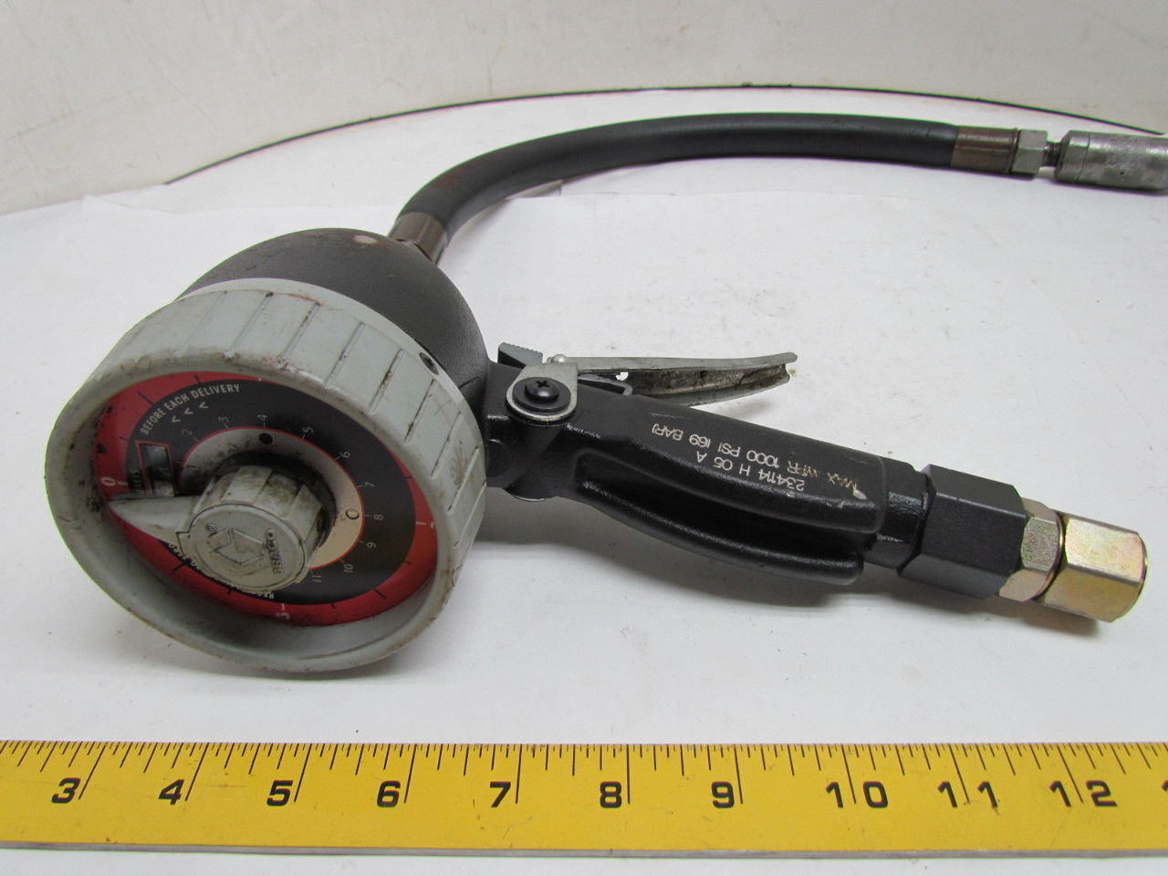 Graco 234114 H 05 A 16 Qt Mechanical Meter Oil Dispenser 1/2" NPT Inlet