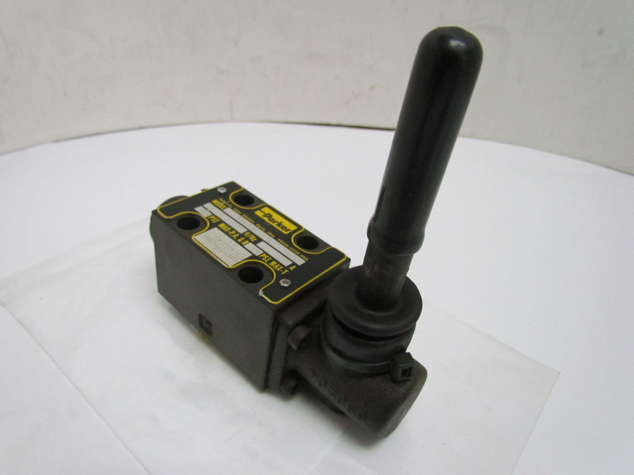 Parker D1VL4CN 3Position Lever Operated Directional Control Valve D03