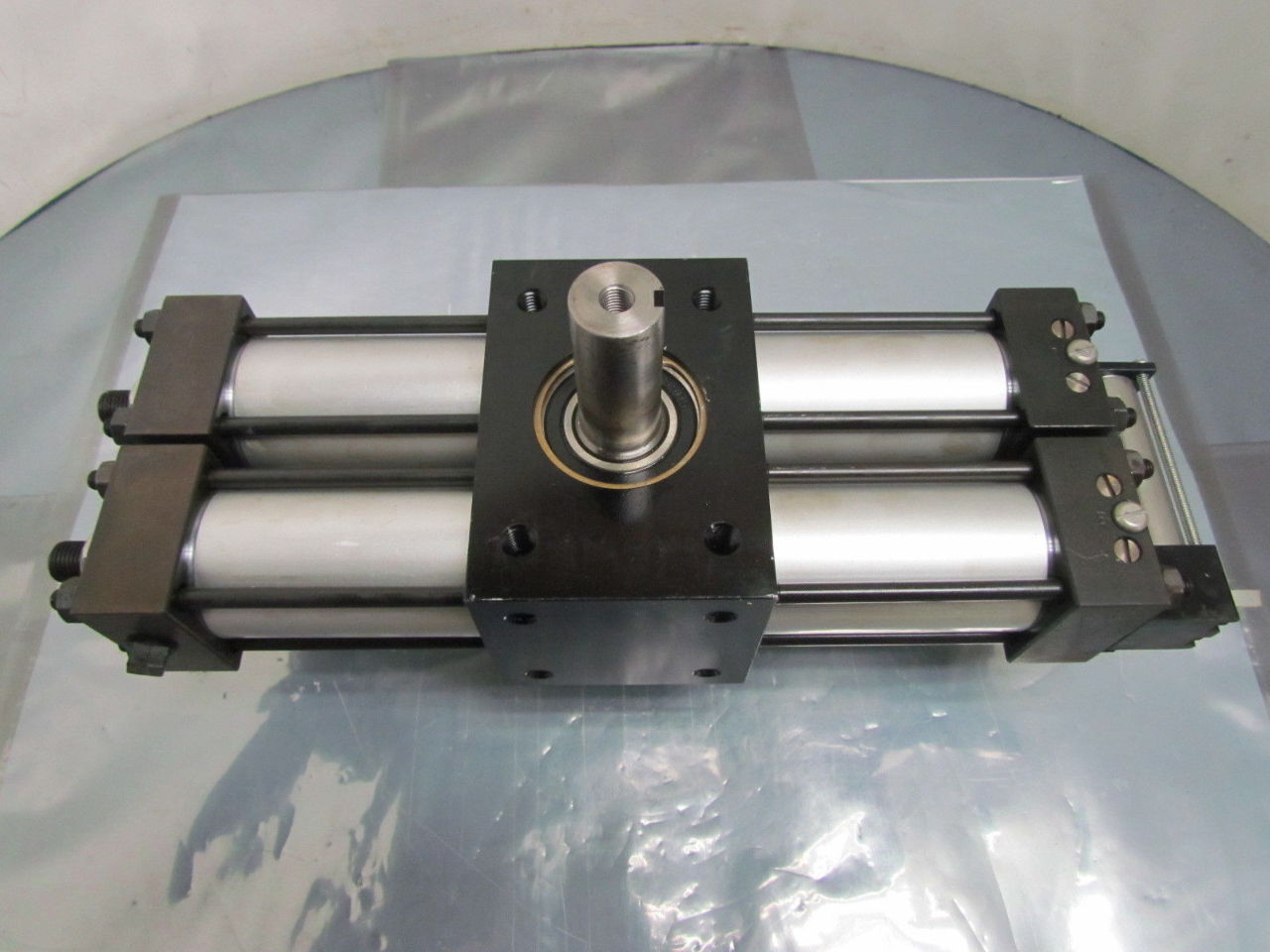 Parker Pneumatic Rotary Actuator 11/2" Bore 180 Degree Dual Shaft Rack