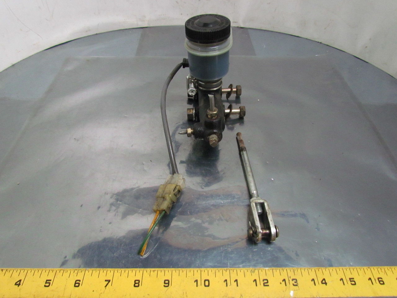 Caterpillar Brake Master Cylinder From A Cat 2EC25 Forklift eBay