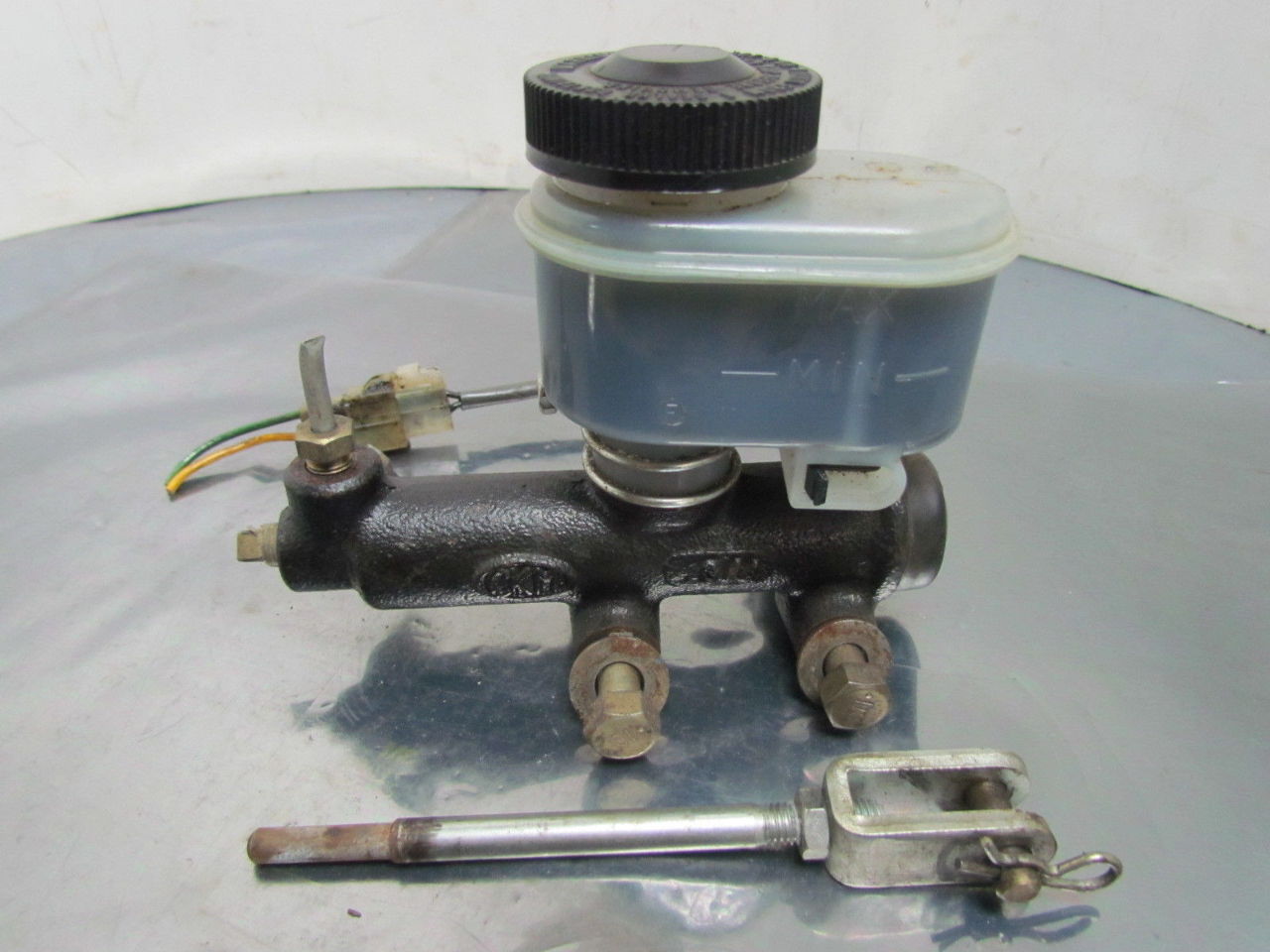 Caterpillar Brake Master Cylinder From A Cat 2EC25 Forklift eBay