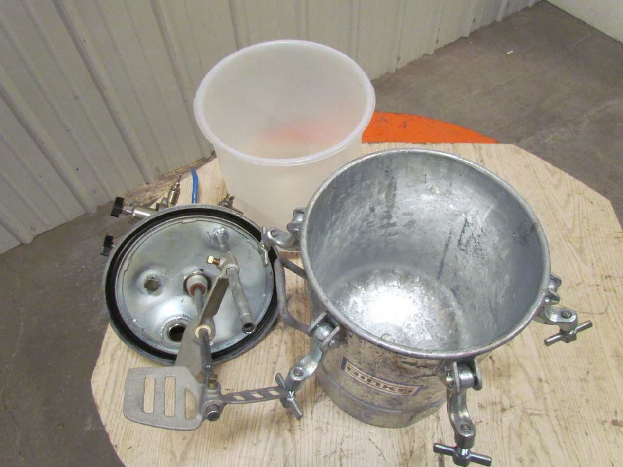 Binks 5 Gallon Standard Pressure Tank w/Agitator & Regulators Paint