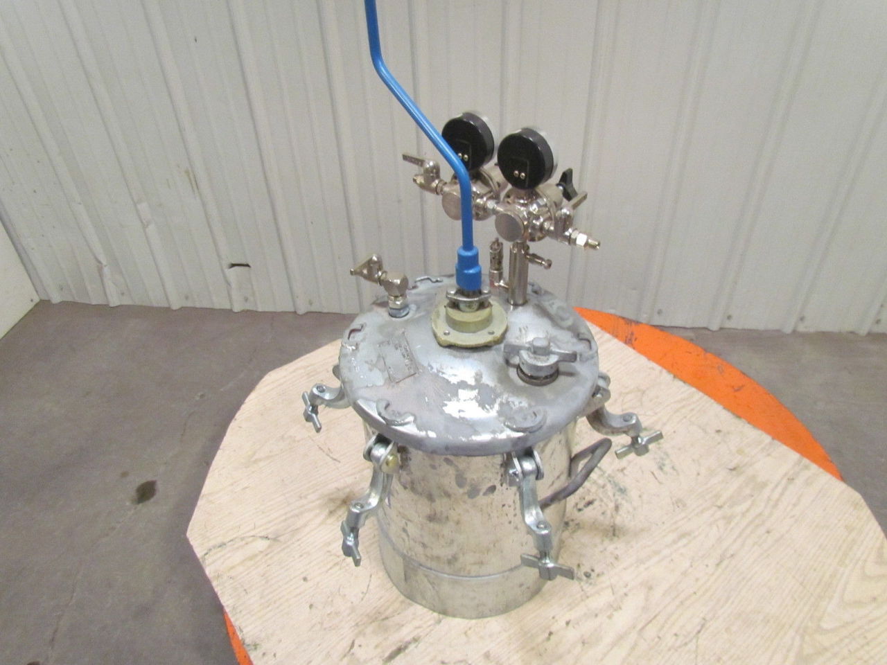 Binks 5 Gallon Standard Pressure Tank w/Agitator & Regulators Paint