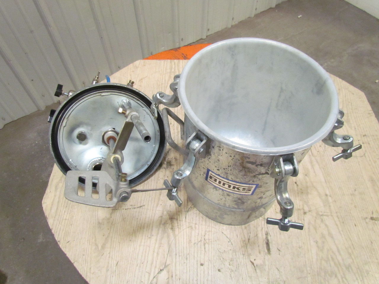 Binks 5 Gallon Standard Pressure Tank w/Agitator & Regulators Paint