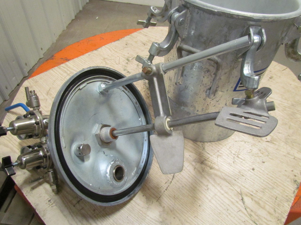 Binks 5 Gallon Standard Pressure Tank w/Agitator & Regulators Paint