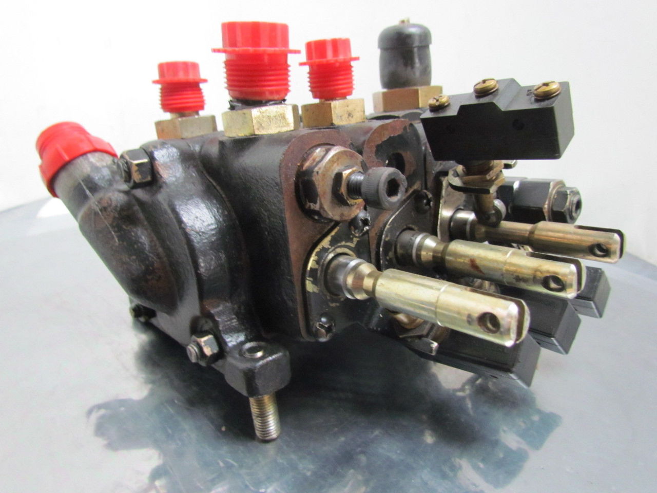 Caterpillar 2103036525 3Spool Hydraulic Valve From a 2EC25 Electric