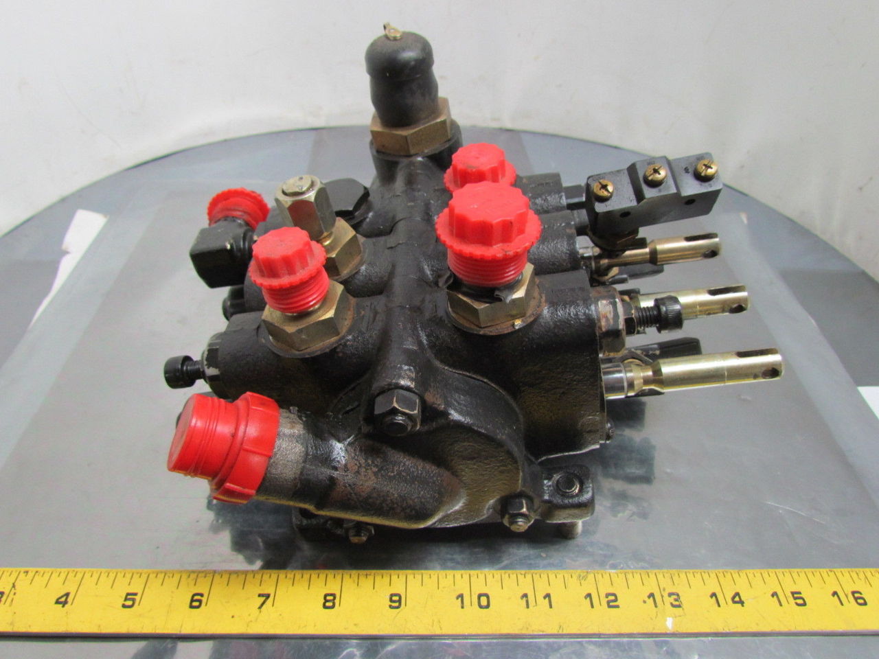 Caterpillar 2103036525 3Spool Hydraulic Valve From a 2EC25 Electric
