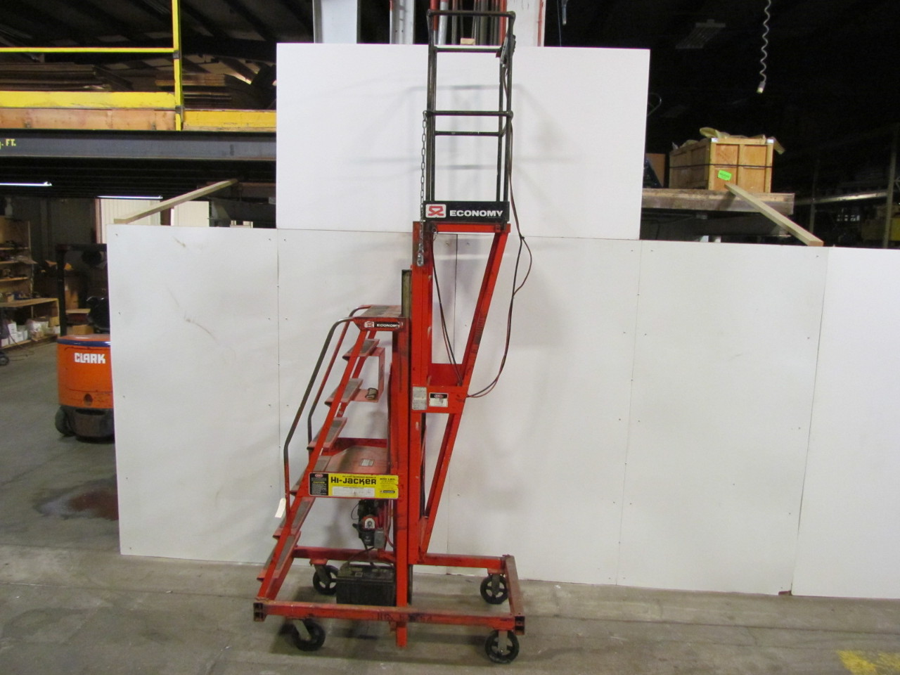 One Man Personal Maintenance Lift Battery Operated 12V 500 Lb Capacity