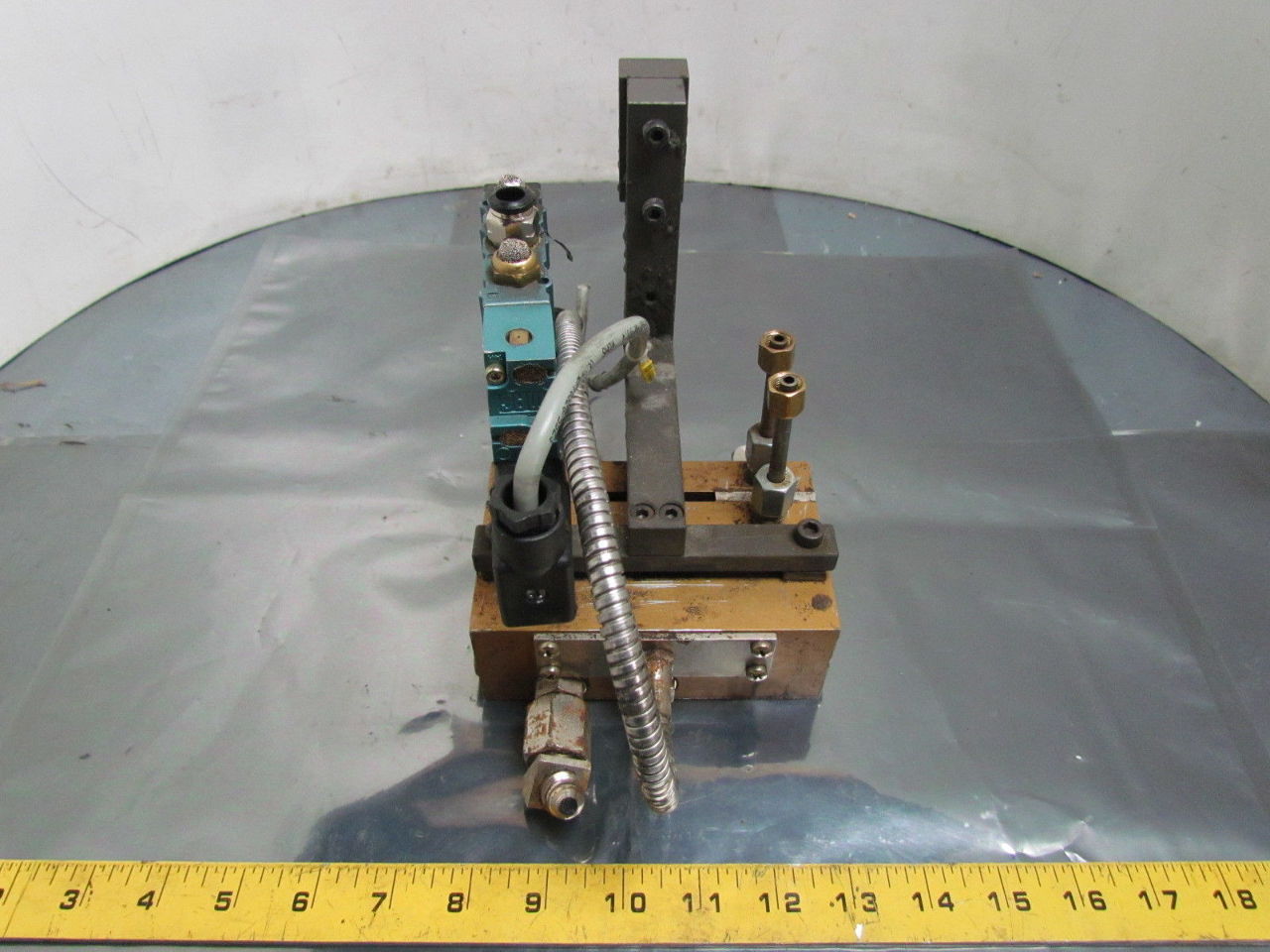ITW Dynatec 7024 Twin Adhesive Glue Head Assembly 31/2" Spacing Heater